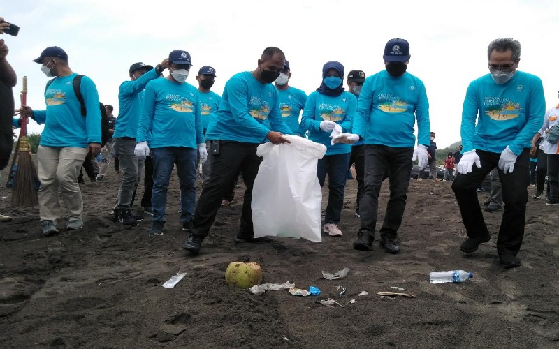 Menteri Kelautan dan Perikanan Pungut Sampah di Pantai Parangkusumo