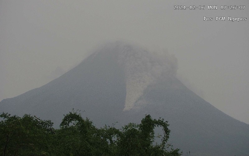 Update Merapi: Awan Panas Meluncur Sejauh 2 Kilometer, 13 Lava Pijar Teramati