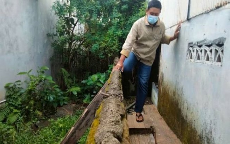 Rumah Terkurung Tembok, Keluarga Ini Harus Memanjat  Pagar untuk Keluar Rumah