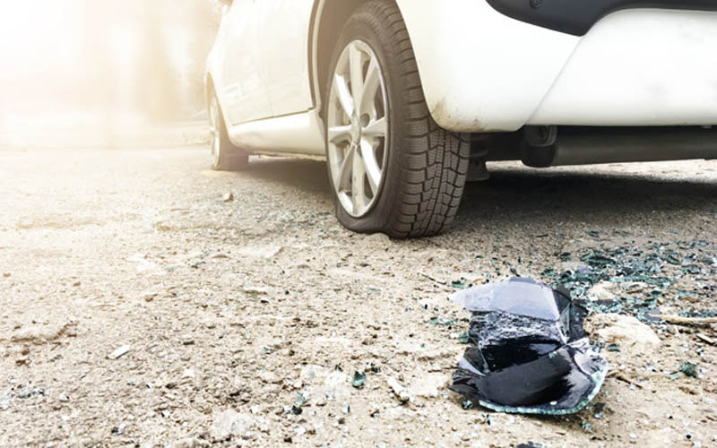 Bahaya Batu Kecil yang Terselip pada Celah Ban Mobil Anda