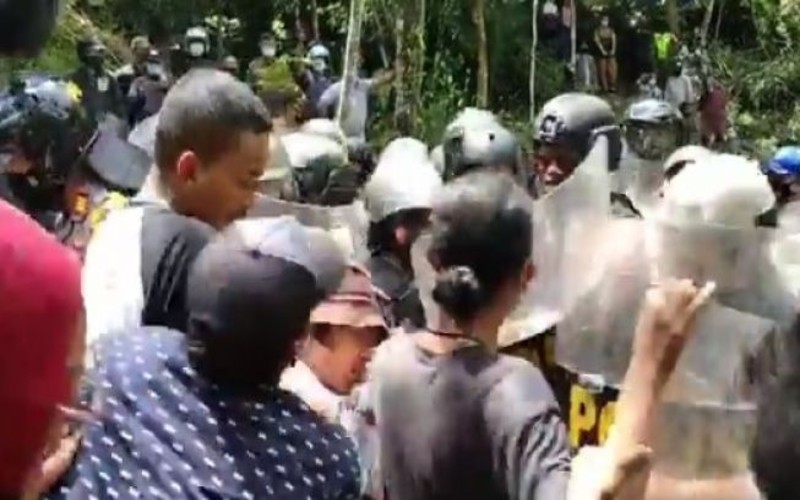 Polisi Sebut Pengepungan Warga Wadas Hoaks, Netizen: Pembuat Hoaks Terbesar Adalah Penguasa