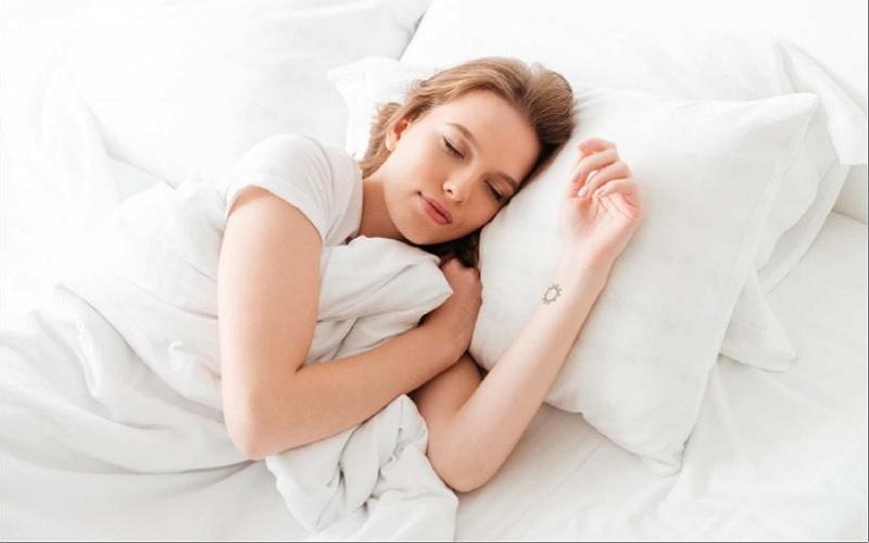 Hentikan Kebiasaan Tidur Dekat HP? Ini Bahayanya