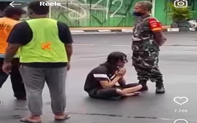 Viral, Pria Misterius Berambut Gondrong Duduk Bersila di Badan Jalan Klaten
