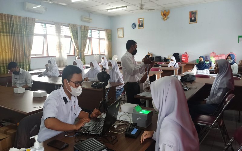 Biro Tapem-Disdukcapil Jemput Bola Perekaman KTP-el untuk Pemilih Pemula