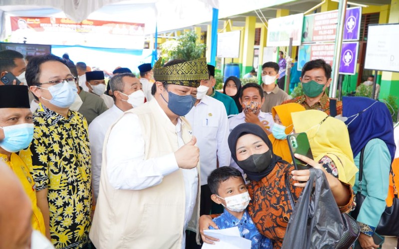 Menko Airlangga Hartarto Meninjau Vaksinasi Anak di SDN 158 Pekanbaru   