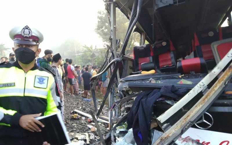 Bus Pariwisata Tertabrak Kereta Api di Tulungagung, 4 Orang Dilaporkan Tewas