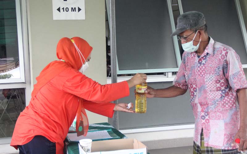 Unisa Yogyakarta Bagikan Minyak Goreng dalam Kegiatan Vaksin Booster