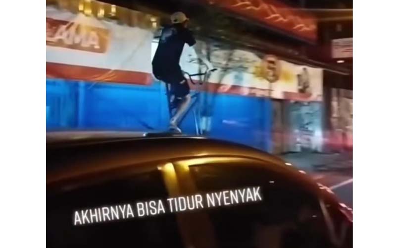 Sudah Pegangan Tiang, Warganet Masih Penasaran Cara Pit Dhuwur Berhenti di Bangjo