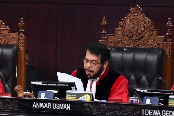 Adik Jokowi Bakal Dinikahi Ketua Mahkamah Konstitusi Anwar Usman 
