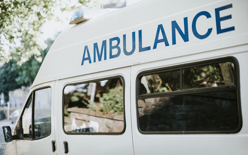 Waduh...Ambulans Pembawa Jenazah Terguling di Jalan Prambanan-Piyungan