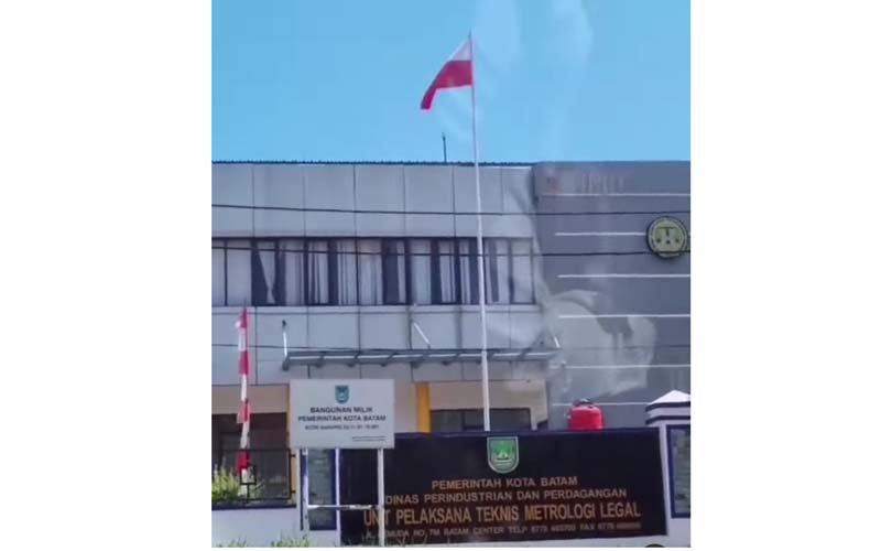 Viral Bendera Merah Putih Berkibar Terbalik di Kantor Dinas