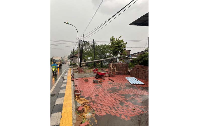 Kondisi Hujan, Petugas PLN Tetap Gerak Cepat Atasi Gangguan di Jogja & Magelang