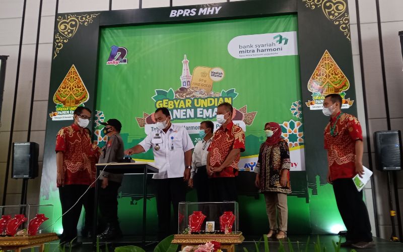 BPRS Mitra Harmoni Yogyakarta Gelar Undian, Warga Kotagede Terima Emas 50 Gram