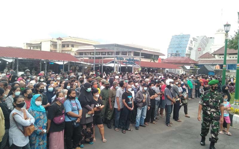Ratusan Warga Berkerumun di Teras Malioboro 2 Menunggu Bantuan Jokowi