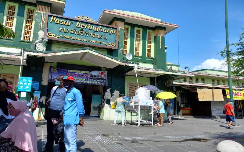 Pasar Beringharjo Ramai, tapi Omzet Belum Normal