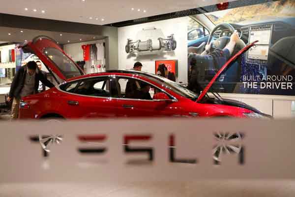Software Bermasalah, 14.684 Unit Mobil Tesla di China Ditarik 