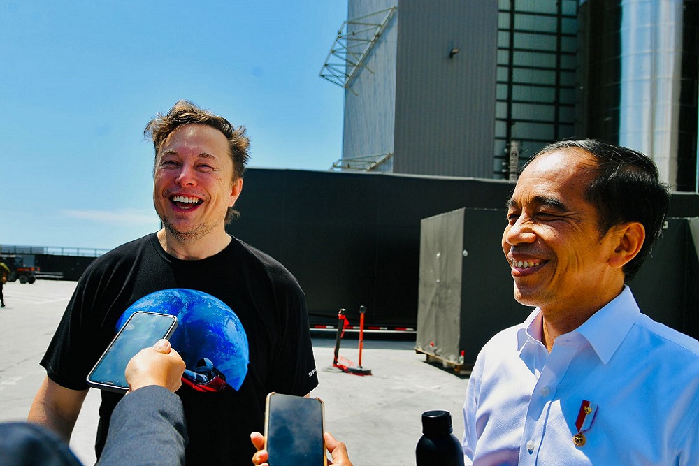 Elon Musk Temui Jokowi di SpaceX Pakai Kaus Seharga Rp400.000an