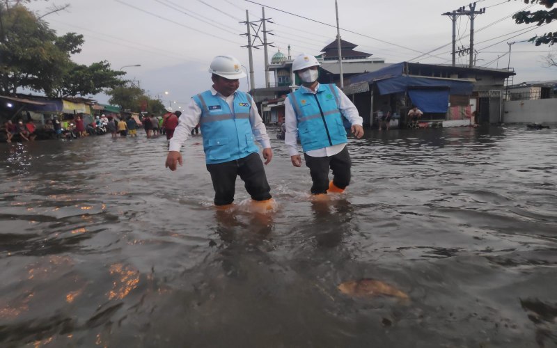 Bergerak Cepat saat Banjir Rob Semarang, PLN: Keselamatan Masyarakat yang Utama 