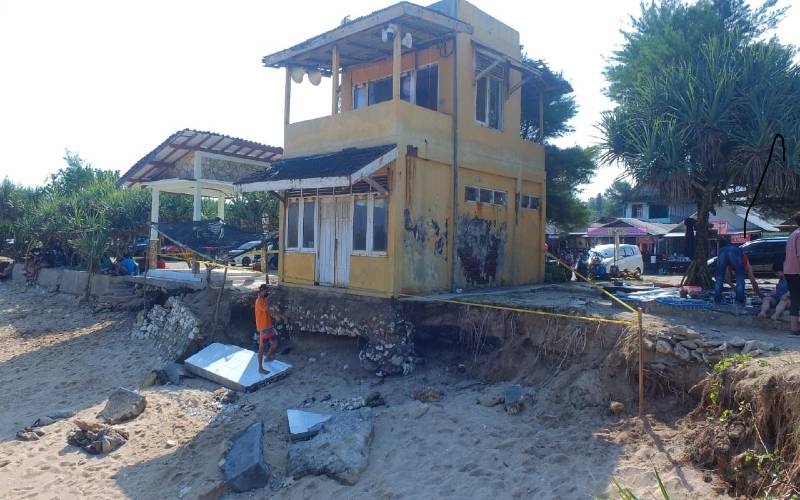 Terdampak Abrasi, Posko SAR di Pantai Krakal Gunungkidul Rawan Ambruk