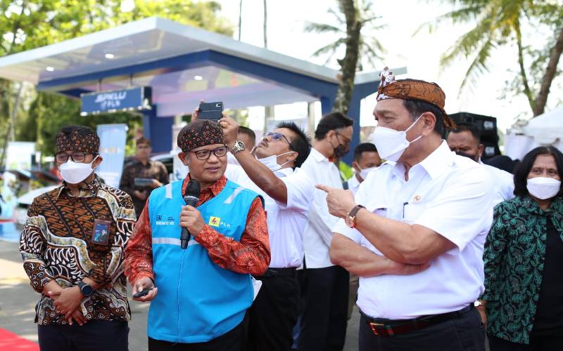 Menko Luhut Resmikan SPKLU Green Tourism PLN Pertama di Pulau Jawa      