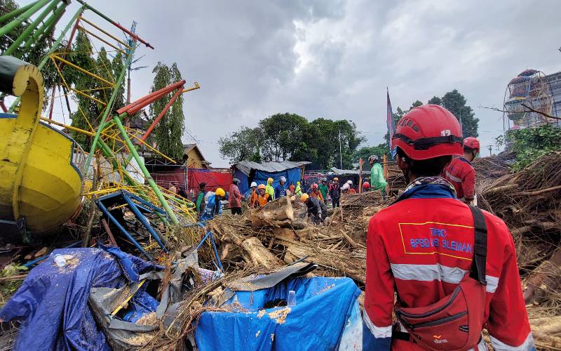 Puluhan Personel Diturunkan Tangani Pohon Tumbang di Lapangan Denggung Sleman