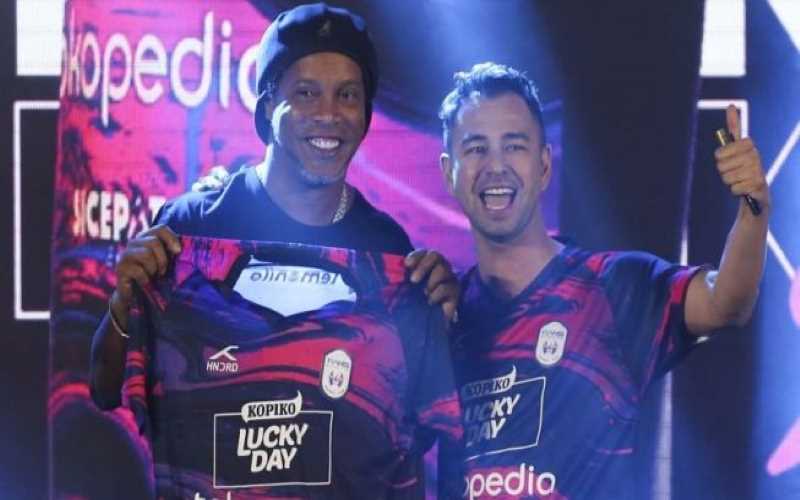 Raffi Ahmad Sukses Hadirkan Pesepak Bola Ronaldinho ke Indonesia