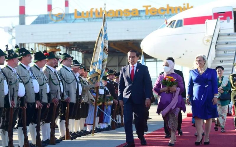 Jokowi Tiba di Munich Jerman, Disambut Pasukan Berbusana Bavaria