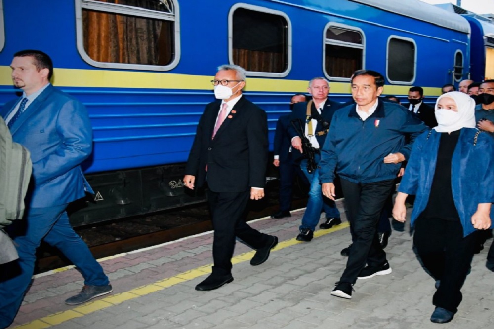 Kompak Berjaket Biru, Jokowi dan Iriana Naik Kereta ke Ukraina