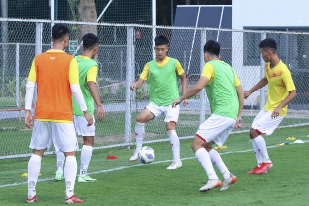 PIALA AFF U-19 2022 : Gelar Latihan Perdana, Bek Timnas Vietnam Cedera