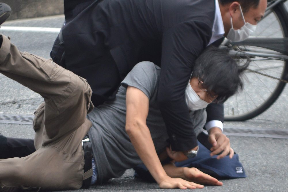 Penembak Eks Perdana Menteri Jepang Pakai Pistol Rakitan