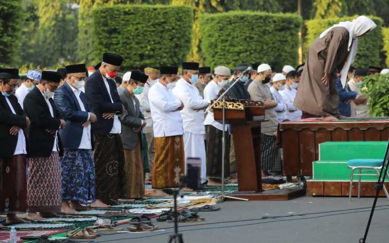 Gubernur Ganjar Salat Iduladha 1443 H di Lapangan Pancasila Semarang