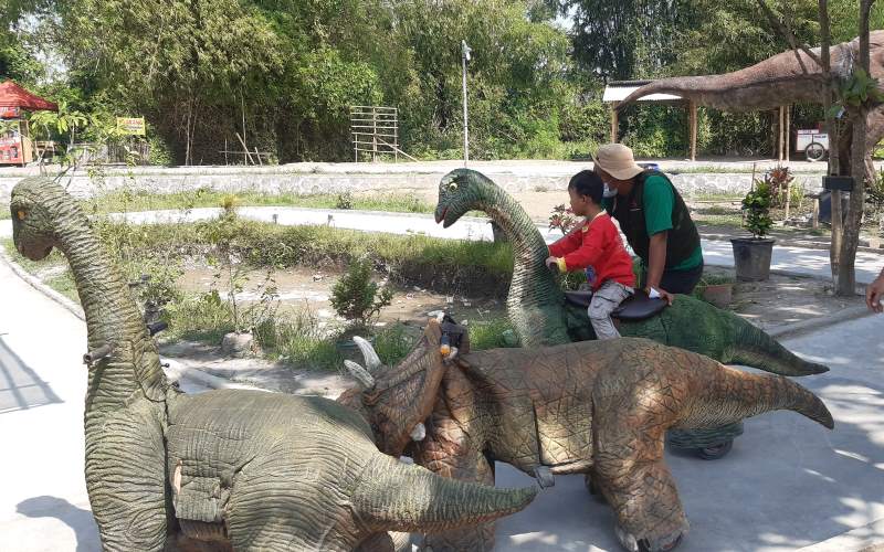 Ada Taman Dinosaurus di Potorono Bantul, Pengunjung Bisa Naik Dokar Dinosaurus