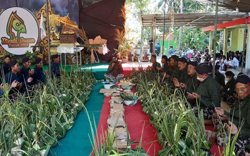 Merti Dusun, Warga Trucuk Kirab Budaya ke Makam Kyai Samak