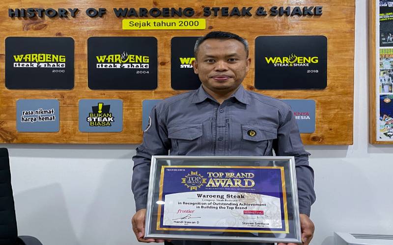 Makin Disenangi, Waroeng Steak & Shake Raih Top Brand Award 2022
