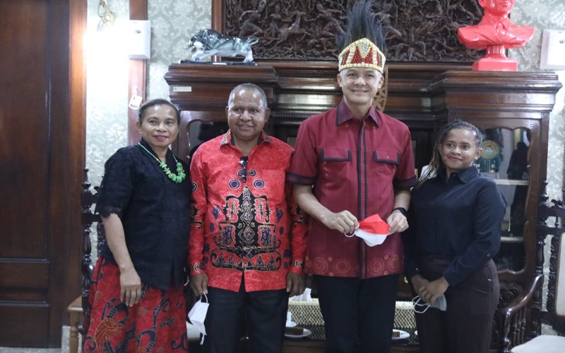 Warga Papua Datangi Rumah Ganjar Pranowo