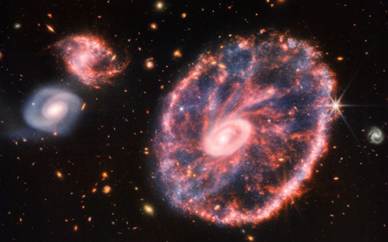 Gambar Spektakuler Supernova di Galaksi Cartwheel Tertangkap Oleh Teleskop James Webb