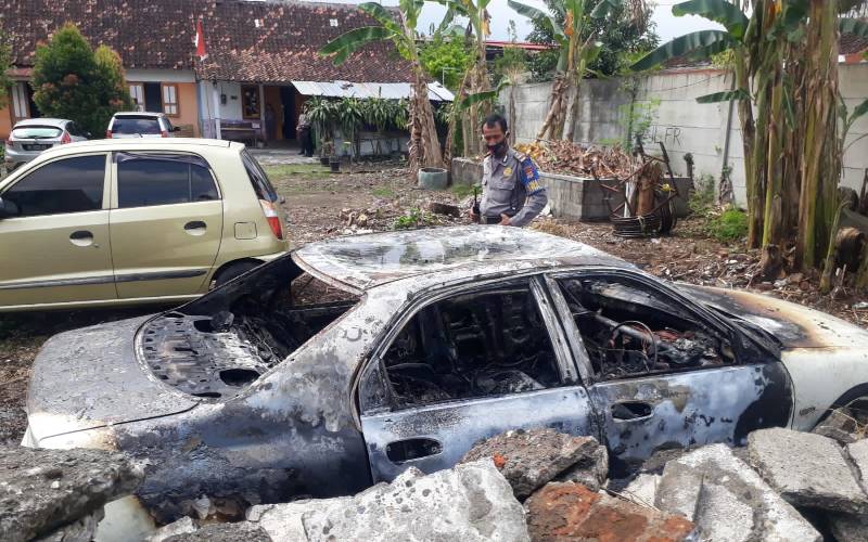 Lima Tahun Terpakir, Tiba-Tiba Mobil Ini Terbakar di Gondomanan Jogja