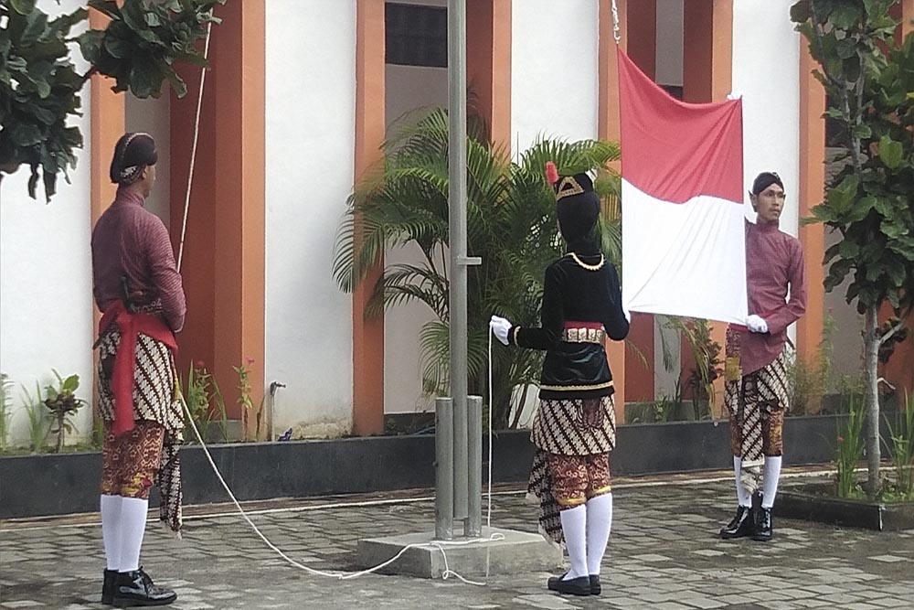 Peringati HUT ke-77 RI, AKNSBY Gelar Upacara dengan Pakaian Adat Jawa