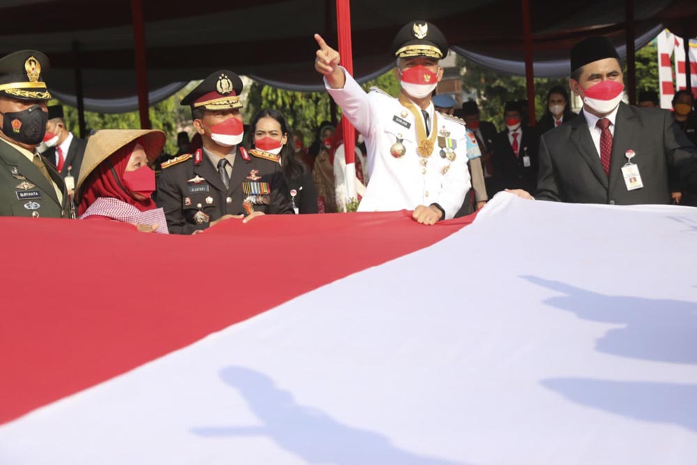 Buruh Migran Berikan Bendera Merah Putih Raksasa ke Gubernur Ganjar Pranowo