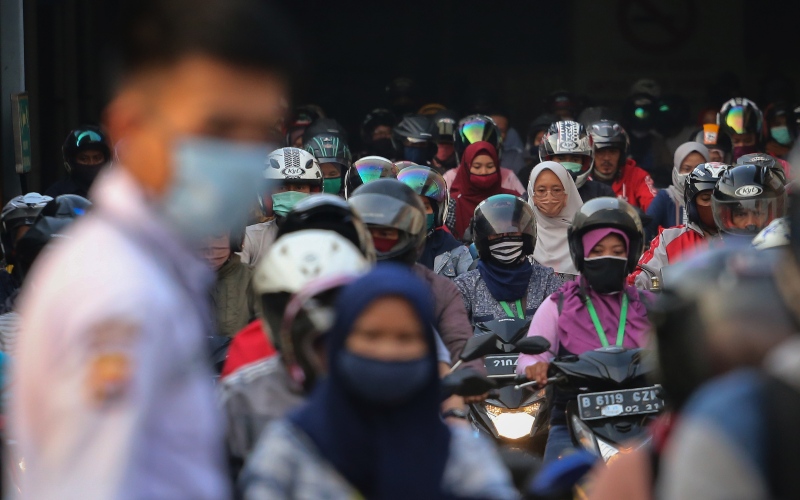 Tak Cuma Sebar Bansos, Jokowi Juga Beri Bantuan Upah Rp600.000 Buat Pekerja