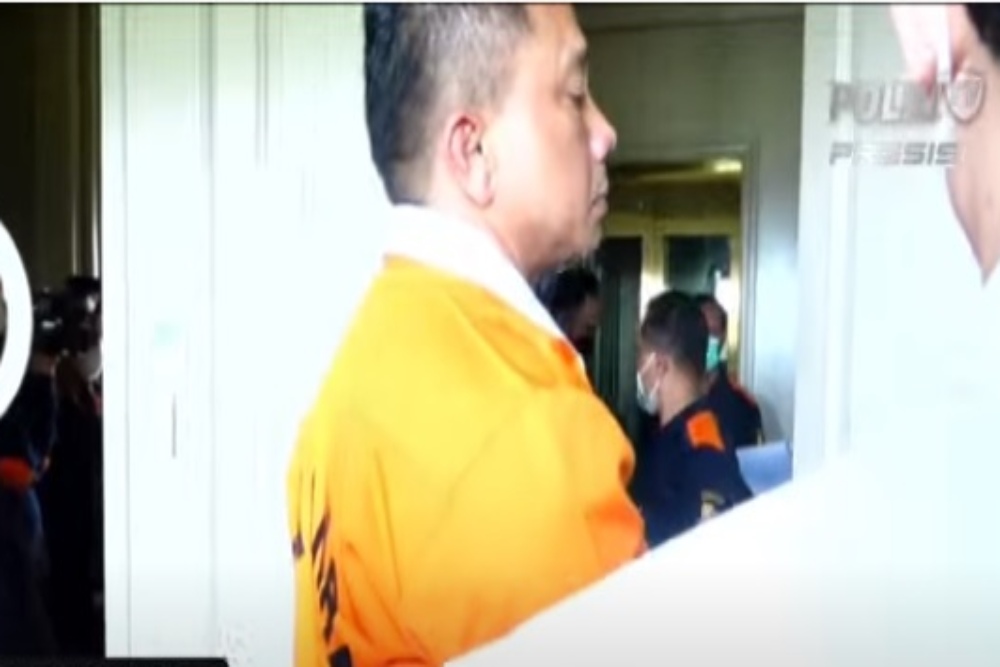 Penampakan Ferdy Sambo Kenakan Baju Tahanan Oranye saat Rekonstruksi