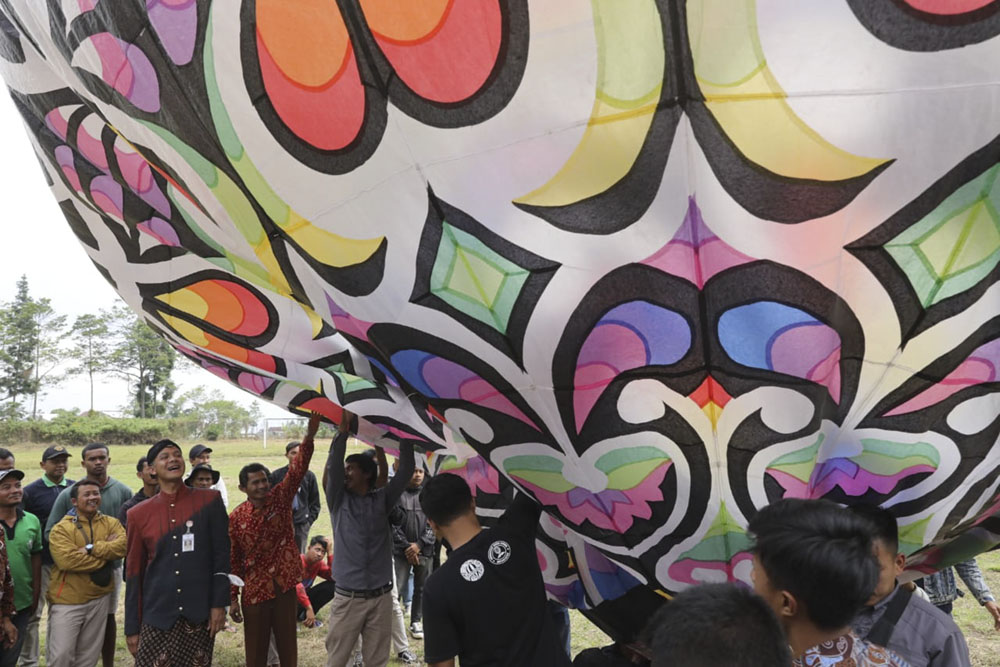 Ganjar Pranowo Terkesan dengan Kekompakan dan Kreativitas Anak Muda di Kabupaten Wonosobo dalam Membuat Balon Udara.
