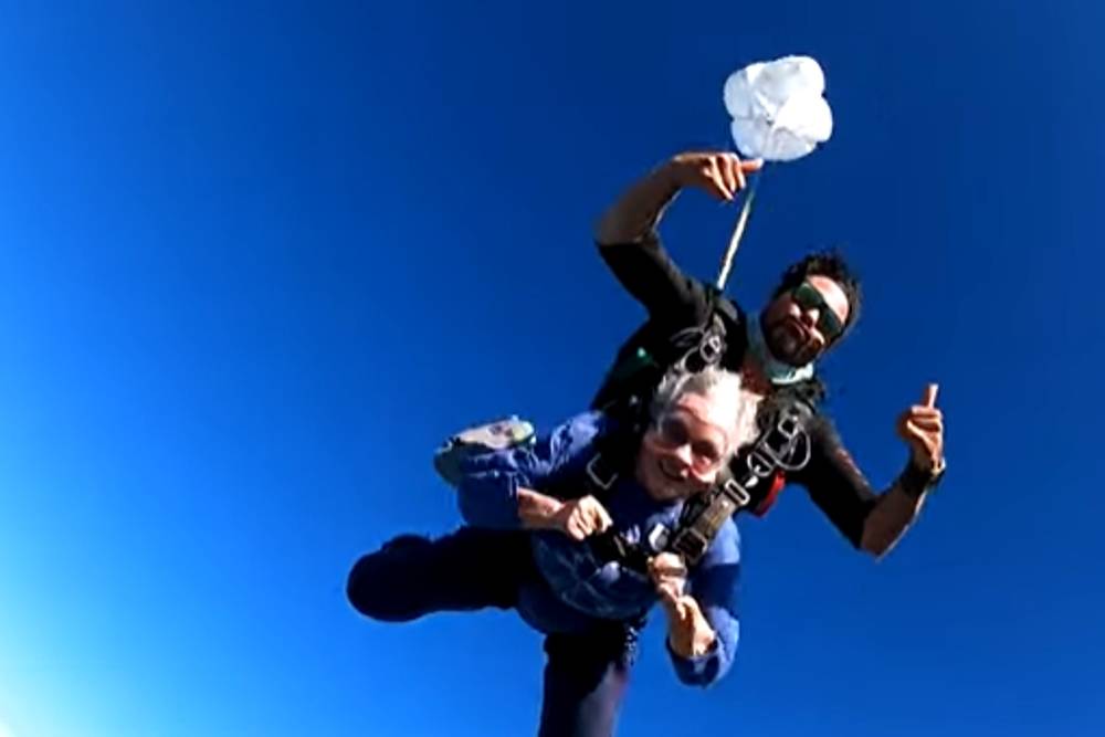 Nenek 91 Tahun Rayakan Ulang Tahun dengan Skydiving