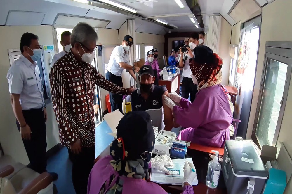 Ikut Vaksinasi di Gerbong Kereta Dapat Sembako, Rail Clinic Kulonprogo Diserbu Warga