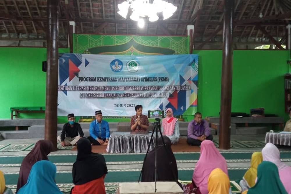 FKIP Universitas Cokroaminoto Yogyakarta Latih Santri Lansia