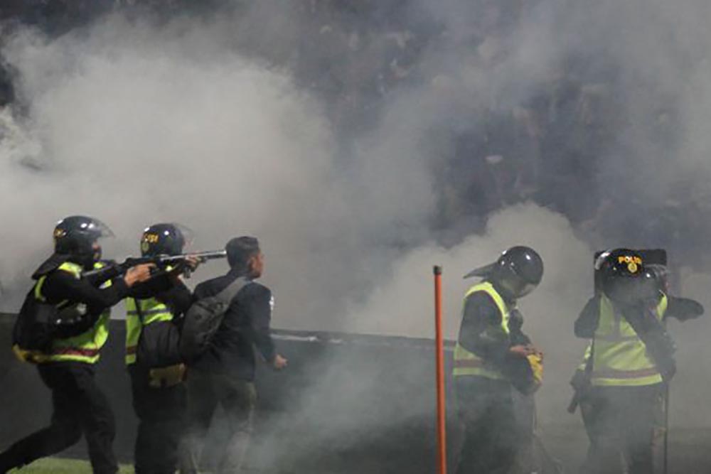 FIFA Melarang, tapi di Stadion Kanjuruhan Tetap Ada Penembakan Gas Air Mata