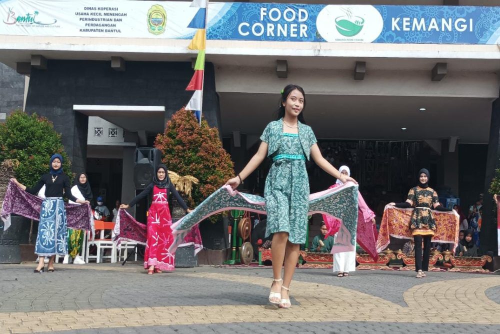 Rayakan Hari Batik Nasional, Pelajar di Bantul Gelar Fashion Show di Pasar