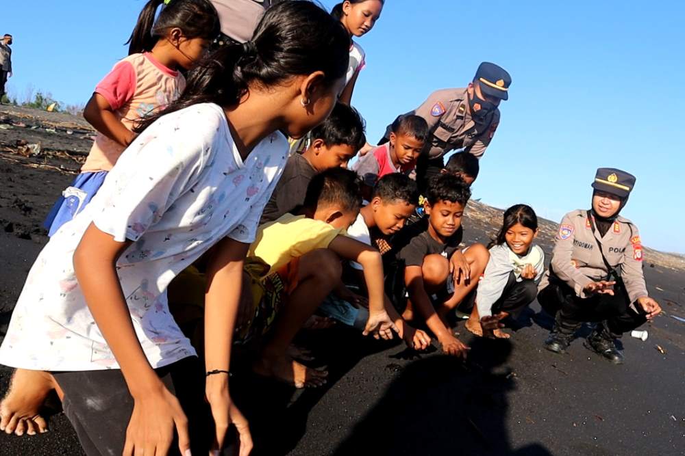 Polisi Ajak Anak Pesisir Pantai di Bantul Bersih-bersih dan Melepas Tukik