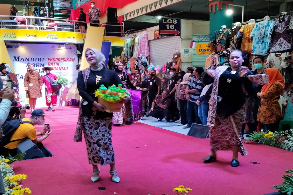 Bawa Sayuran hingga Burung, Ratusan Pedagang Pasar Ikut Fashion Show di Beringharjo