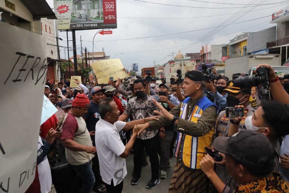 Warga Demak Demo Jalan Ditutup KAI, Ganjar Turun Tangan Carikan Solusi